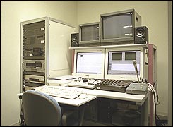映像編集室内にあるデジタルビデオ編集セットの写真