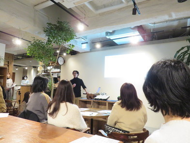 講師の話を聞く受講者の様子1