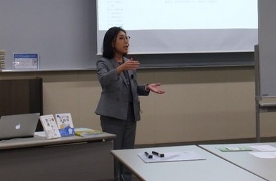 ワークの進め方について身ぶり手ぶりを使って説明する講師。