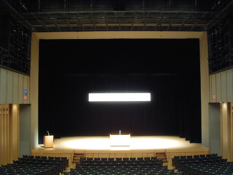 講演会で使用するホールの写真