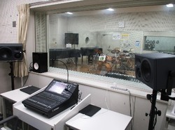 音楽スタジオ１・副調整室