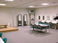 ホールに付属の楽屋の様子。椅子と机がある